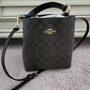 Signature coach town bucket bag